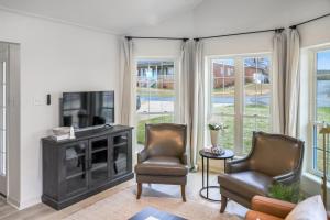 TV a/nebo společenská místnost v ubytování Lake Hamilton Carriage House 5BR; 3.5BA Sleeps 17!