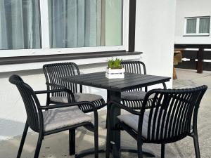 レルモースにあるApart7の黒いテーブル(椅子2脚、植物付)