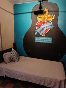 Postel nebo postele na pokoji v ubytování Chuchumbé Hotel & Hostal