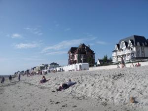 eine Gruppe von Menschen, die am Strand liegen in der Unterkunft Gîte du Moulin - Appartement plein centre ville - spacieux 2p - 1er etage maison de pécheur à 100m de la plage in Le Crotoy