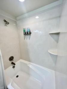 uma casa de banho branca com um WC e um lavatório em Spacious Hideaway in Lindon em Lindon