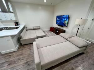 uma sala de estar com um sofá e uma televisão em Spacious Hideaway in Lindon em Lindon