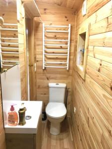 A bathroom at Baie Normandie Cottage Vue Poneys 40min Mt St Michel 30min Mer Draps Serviettes
