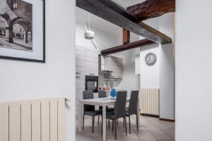 Alzano Lombardo的住宿－La Vecchia Filanda 4 - Alzano Lombardo - by Host4U，厨房以及带桌椅的用餐室。