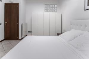 Alzano Lombardo的住宿－La Vecchia Filanda 4 - Alzano Lombardo - by Host4U，一间白色的大卧室,配有一张白色的大床