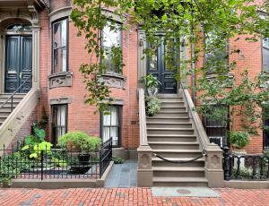 - un bâtiment en briques avec des escaliers en face dans l'établissement Clarendon Square, à Boston