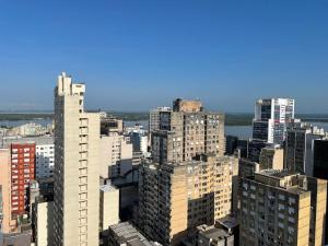 une vue aérienne sur une ville avec de grands bâtiments dans l'établissement Bela vista Rio, à Porto Alegre