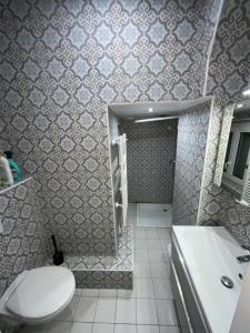Ett badrum på DUPLEIX PARISIEN