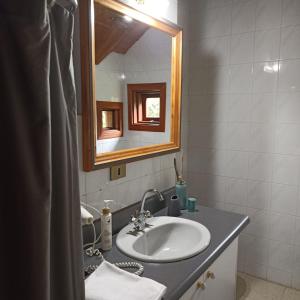 La salle de bains est pourvue d'un lavabo et d'un miroir. dans l'établissement Paso de los Troperos, à La Junta