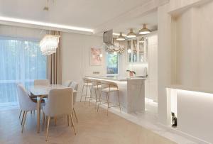 kuchnia i jadalnia ze stołem i krzesłami w obiekcie 252 m² luxury 4 bedroom house in the pine-forest w Wilnie