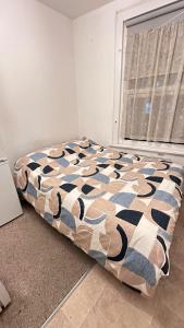 מיטה או מיטות בחדר ב-Studios/ Bedsitter living unit -Ilford