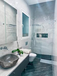 un bagno con lavandino, WC e doccia di Casa Felipe 4 ad Adeje