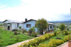 ein Haus mit Garten davor in der Unterkunft Finca El Ciprés in Tuta