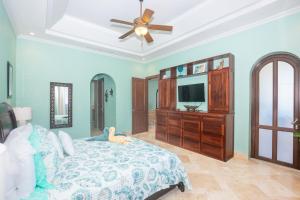 TV a/nebo společenská místnost v ubytování Keyhole Bay condo 10 condo