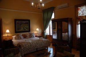 Ένα ή περισσότερα κρεβάτια σε δωμάτιο στο Moonlight Manor