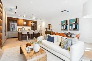 - un salon avec un canapé blanc et une table dans l'établissement Arcore Premium Apartments Regent Park, à Londres
