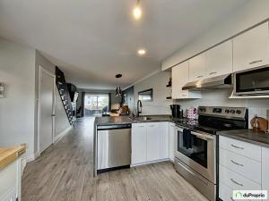 O bucătărie sau chicinetă la Condo Phoenix prés du Lac Memphrémagog.