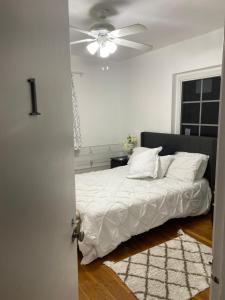um quarto com uma cama e uma ventoinha de tecto em Wonderful Gables bedroom em Miami
