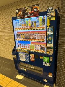einen Automaten mit vielen Getränken in der Unterkunft Legatio Hakataekihigashi Hotel in Fukuoka