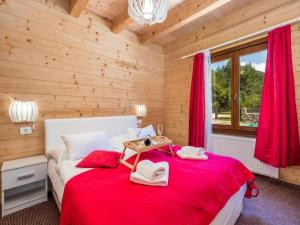 コレニツァにあるApartments with a parking space Rudanovac, Plitvice - 20767の木製の部屋に赤いベッドが備わるベッドルーム1室