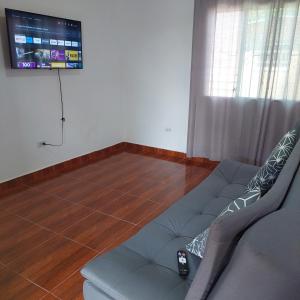 salon z kanapą i telewizorem z płaskim ekranem w obiekcie Casa de playa w mieście Isla Grande