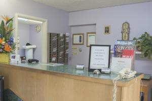 Лобби или стойка регистрации в Sun-Dek Motel