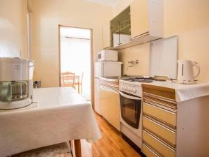 een keuken met een fornuis en een aanrecht bij Apartments with a parking space Rovinj - 22527 in Rovinj
