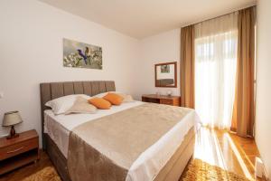 - une chambre avec un grand lit et une fenêtre dans l'établissement Apartments and rooms with parking space Trogir - 22531, à Trogir