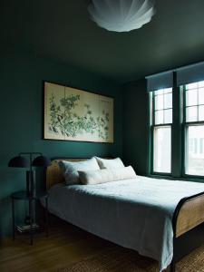 sypialnia z dużym łóżkiem i zielonymi ścianami w obiekcie CoHouse New Haven steps to Yale University w mieście New Haven