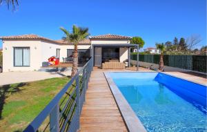 uma villa com piscina em frente a uma casa em Stunning Home In Rochefort Du Gard With Private Swimming Pool, Can Be Inside Or Outside em Rochefort-du-Gard