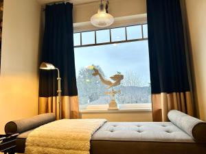 um quarto com uma janela com um sofá em frente em Seagull Studio Vacation Suite em Sooke