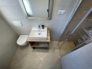 ein Badezimmer mit Waschbecken und Spiegel in der Unterkunft Secluded fisherman's cottage Cove Pakomina, Hvar - 22535 in Gdinj + 19 Fotos