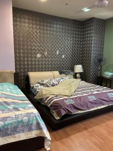 Giường trong phòng chung tại MyDream Wedding Perfect Landed Home