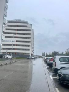 un parcheggio con auto parcheggiate di fronte a un edificio di Apartments with a parking space Zagreb - 22577 a Rakitje
