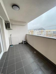 Camera vuota con balcone con vista. di Apartments with a parking space Zagreb - 22577 a Rakitje