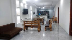 Il comprend un salon avec un canapé et des chaises ainsi qu'une cuisine. dans l'établissement Hospedaje Casa San Pablo, à Santa Elena