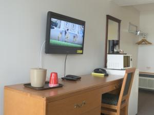 Телевизор и/или развлекательный центр в Sun-Dek Motel