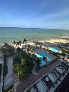 Výhľad na bazén v ubytovaní Golden Beach Flat Recife alebo v jeho blízkosti