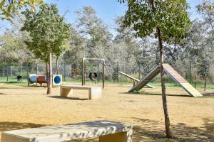 un parque con parque infantil con tobogán en New Premium Apartment - Free Parking & Pools en La Algaba
