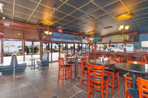 Restoran ili drugo mesto za obedovanje u objektu Oceanfront 1 bedroom Sand Dunes 2626 Sleeps 6