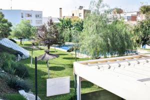 Blick auf einen Park mit Bäumen und Bänken in der Unterkunft New Premium Apartment - Free Parking & Pools in La Algaba