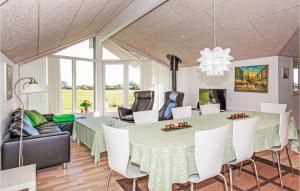 una sala da pranzo con tavolo verde e sedie bianche di Nice Home In Slagelse With Kitchen a Slagelse