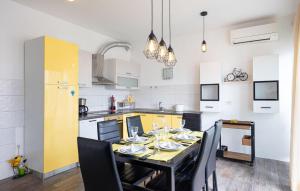 eine Küche mit einem Tisch und Stühlen sowie ein Esszimmer in der Unterkunft Nice Home In Podstrana With House Sea View in Podstrana
