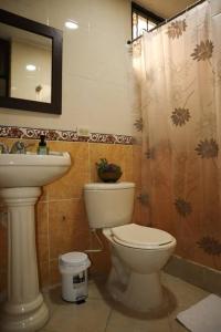 Baðherbergi á Guayacán Casa Hostal +9 myndir