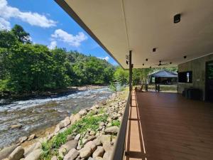 uma vista para um rio a partir do interior de um edifício em Rugading Riverside Villa near Kota Kinabalu. em Kampong Rugarding