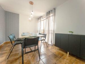 a dining room with a table and chairs at Apartamento Smart Centro MC53 in Maringá