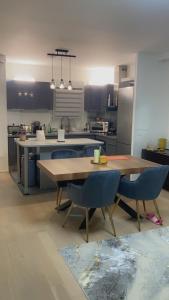 uma grande cozinha com uma mesa e cadeiras em Mi appartement mi maison em Guyancourt
