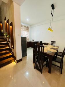 een eetkamer en een keuken met een tafel en stoelen bij Matheera holiday home in Jaffna