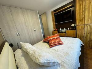 um quarto com uma cama com duas almofadas em Apartamento de Lujo en Popayán em Popayán