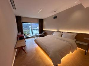Flower Whisperer Homestay Tianmenshan Store free airport and station pick-up tesisinde bir odada yatak veya yataklar